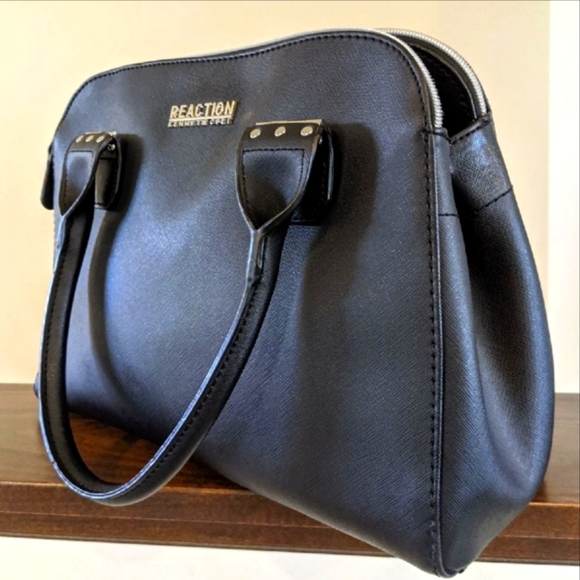 Kenneth Cole reaction Women's Shoulder Bag. - Picture 2 of 7